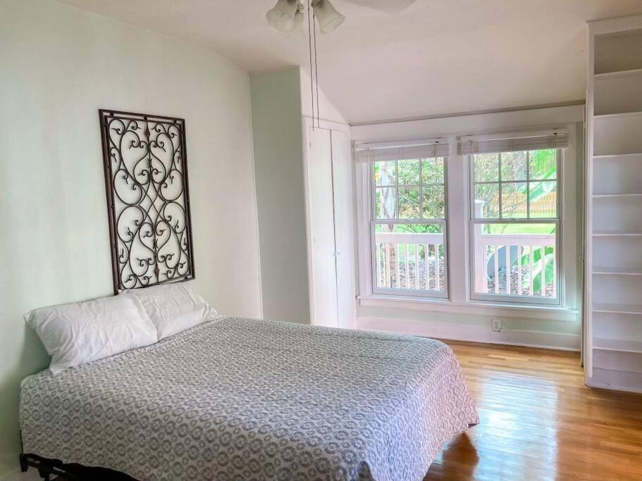 University House - 8 Bedrooms Walk to UF / Stadium